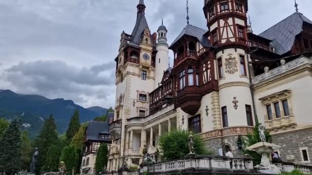 Peles Slott Sinaia Rumänien Berömda Nyrenässanspalats Kungafamiljen Hjärtat Karpaterna — Stockvideo