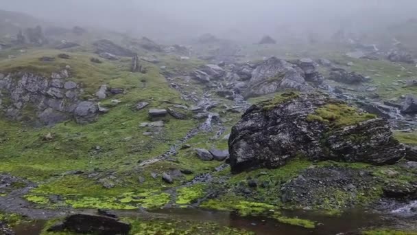 Grandi Rocce Montagna Massi Visti Attraverso Fitta Nebbia Scena Escursioni — Video Stock