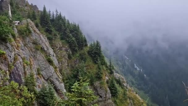 Idyllisch Uitzicht Mistige Vallei Vanaf Top Van Berg Dichte Nevelwolken — Stockvideo