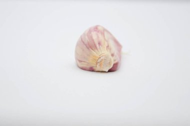 Beyaz arka planda sarımsaklı karanfil, yakın planda sarımsak.