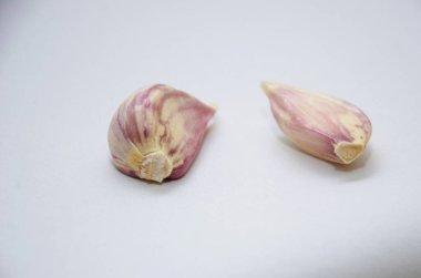 Beyaz arka planda sarımsaklı karanfil, yakın planda sarımsak.