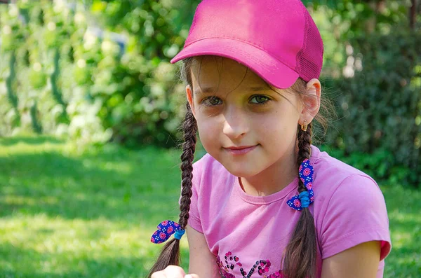 Retrato Una Chica Con Gorra Sobre Fondo Hierba Verde Árboles —  Fotos de Stock