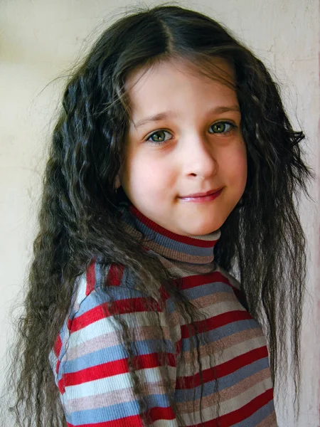 Πορτρέτο Ενός Μικρού Κοριτσιού Ατημέλητα Μαλλιά Κορίτσι Ετών Μπούκλες — Φωτογραφία Αρχείου