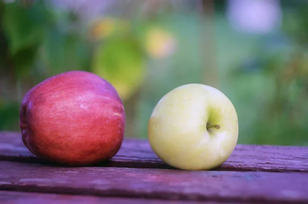 Olgun Elmalar Eski Ahşap Bir Yüzeyde Elma Meyvesi Iki Olgun — Stok fotoğraf