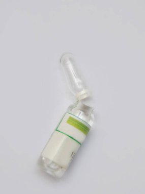 Hafif arkaplanda kırık bir ampul