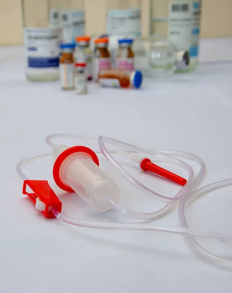 Medyczny Plastikowy System Dożylny Leżący Stole Zbliżenie Kroplówki Kroplówka Medyczna — Zdjęcie stockowe