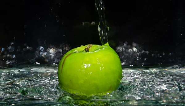 Green Apple Thrown Water Splashes Bubbles Green Apple Water — Stock Photo, Image