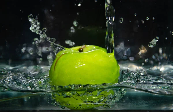 Green Apple Thrown Water Splashes Bubbles Green Apple Water — Stock Photo, Image