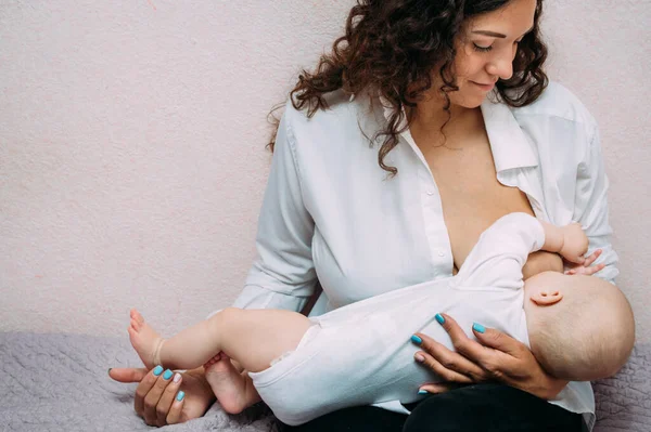 Madre Está Amamantando Bebé Cama — Foto de Stock