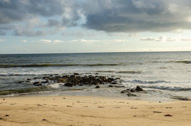 Tanneeru Bhavi, Mangalore, Hindistan sahillerinde bulutlu gün batımı
