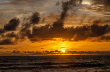 Tanneeru Bhavi, Mangalore, Hindistan sahillerinde bulutlu gün batımı