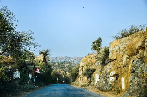 Eine Dorfstraße Durch Felsiges Gelände Auf Dem Weg Von Udaipur — Stockfoto