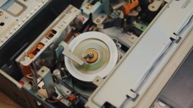 Video kaseti VCR, VCR mekanizmasındaki manyetik video kasete yüklenir. 