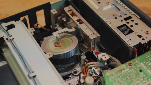Videocassette wordt geladen in de videorecorder, Magnetische videoband in het VCR-mechanisme. — Stockvideo