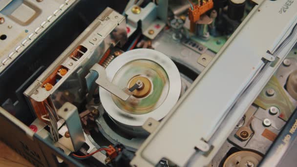 Video cassette is loaded in the VCR, Magnetic videotape in the VCR mechanism. — Vídeos de Stock