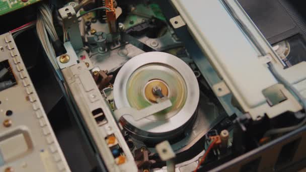 Video cassette is loaded in the VCR, Magnetic videotape in the VCR mechanism. — Vídeo de Stock