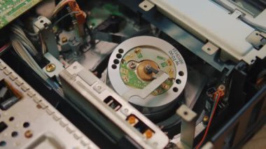 Video kaseti VCR, VCR mekanizmasındaki manyetik video kasete yüklenir. 