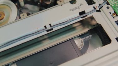 Video kaseti VCR, VCR mekanizmasındaki manyetik video kasete yüklenir. 