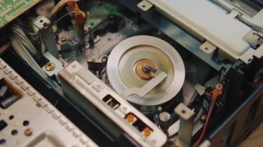 Video kaseti VCR, VCR mekanizmasındaki manyetik video kasete yüklenir. 