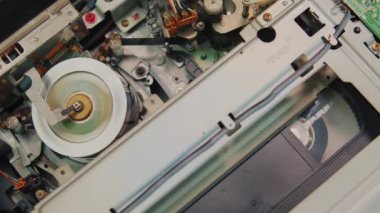 Video kaseti VCR, VCR mekanizmasındaki manyetik video kasete yüklenir. 