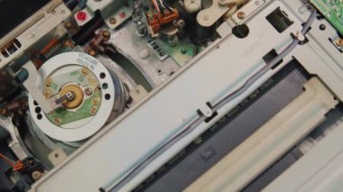 Video kaseti VCR, VCR mekanizmasındaki manyetik video kasete yüklenir. 