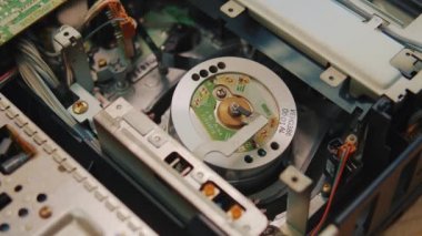 Video kaseti VCR, VCR mekanizmasındaki manyetik video kasete yüklenir. 