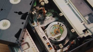 Video kaseti VCR, VCR mekanizmasındaki manyetik video kasete yüklenir. 