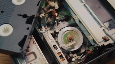 Video kaseti VCR, VCR mekanizmasındaki manyetik video kasete yüklenir. 