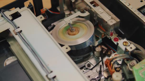 Video cassette is loaded in the VCR, Magnetic videotape in the VCR mechanism. — Vídeo de Stock
