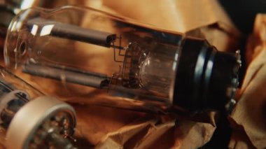 Radyo lambası yükselticisi. Elektronik vakum tüpü. Eski moda lamba. 