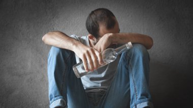 Votkalı beyaz alkolik adam..