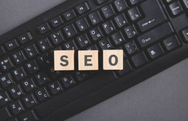 Klavyeli küp hakkında SEO sözcüğü.