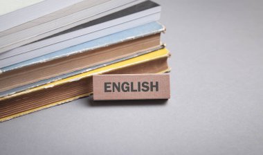 İngilizce kelime ahşap blokta kitap ile.