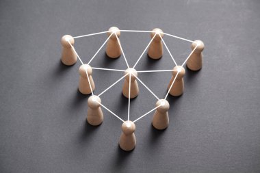 İnsan sosyal ağı. Tahta insan figürleri