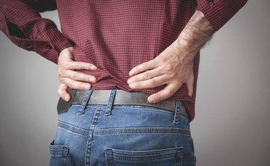 Beyaz adam sırt ağrısı çekiyor..