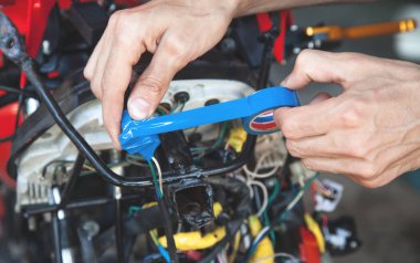 Elektriksel işler. Yalıtım bandıyla elektrik kablosunu ayır