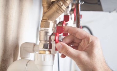 Erkek eli gaz vanasını açar ya da kapatır.
