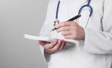 Kafkas doktoru not defterine yazıyor..