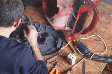 Elektrikli süpürge tamircisi. Onarılıyor