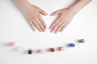 Güzellik manikürlü kız elleri.