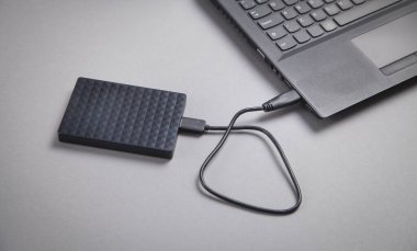 Harici sabit disk bağlantı üstünde a laptop.