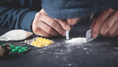 Kokain alan bir uyuşturucu bağımlısı. Bağımlılık