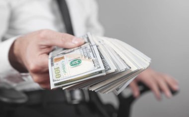 Ofiste dolarları tutan adam.