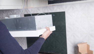 İşçi mutfağa egzoz havalandırması kuruyor..