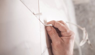 Seramik fayansların arasına plastik haç yerleştirin.