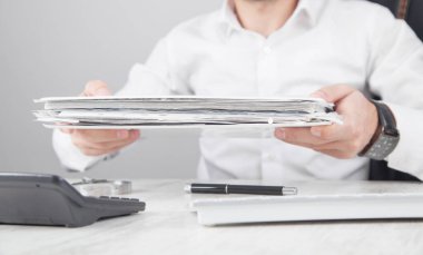 Ofiste belgeleri tutan adam. İş dünyası