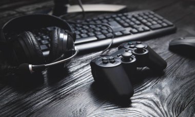 Kulaklık, fare ve bilgisayar klavyeli oyun denetleyici.