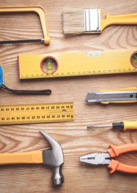 Ahşap arka planda çalışma araçları.