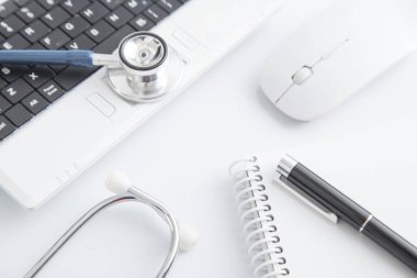 Laptop, steteskop, kalem, not defteri, bilgisayar faresi. Tıbbi yardım. İş dünyası