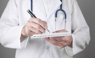 Kafkas doktoru not defterine yazıyor..